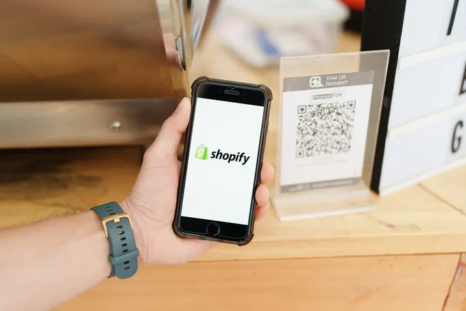 Turning Search Data Into Sales: Google Trends for Shopify Merchants
